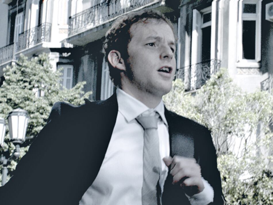 La fotografía va mutando del blanco y negro al color y está entre lo atemporal y lo abstracto.