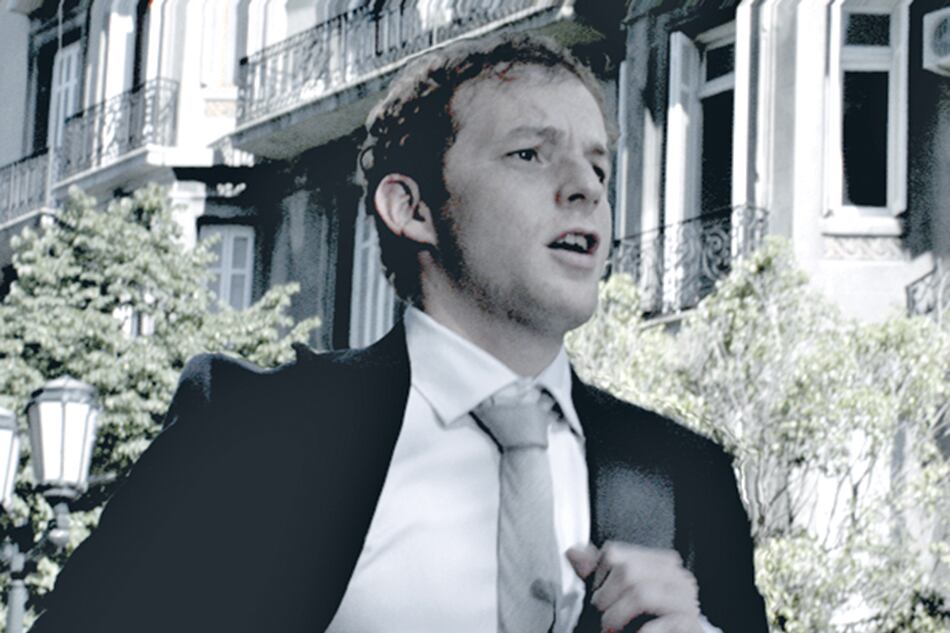 La fotografía va mutando del blanco y negro al color y está entre lo atemporal y lo abstracto.