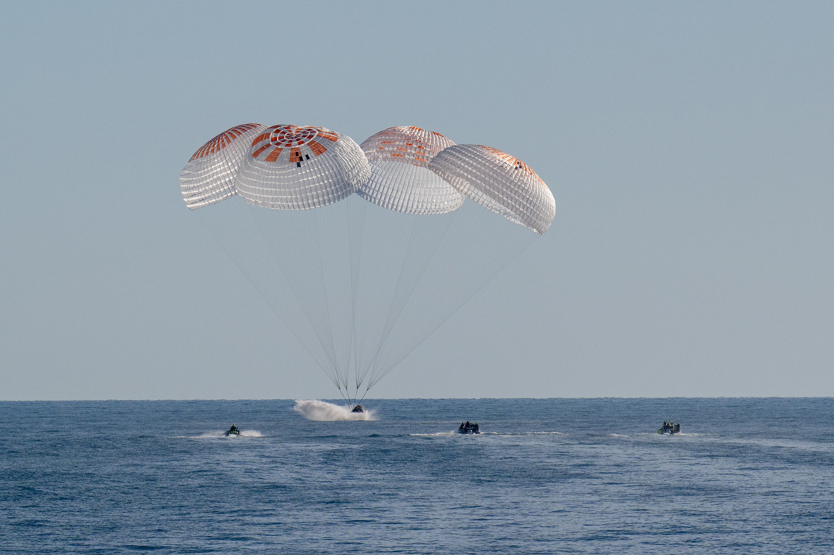 Los astronautas llegando a tierra.
