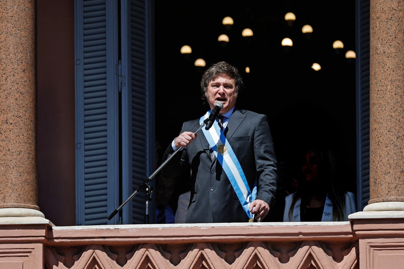 El presidente Javier Milei, en el balcón de la Plaza de Mayo, es el ejecutor del ambicioso plan de las corporaciones empresarias.