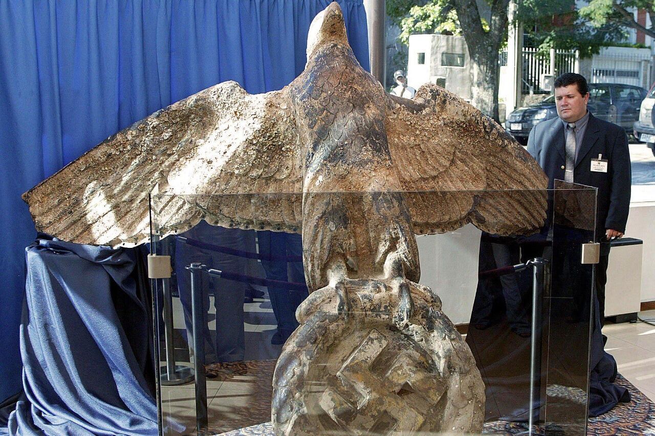 El águila pesa más de 300 kilos. 