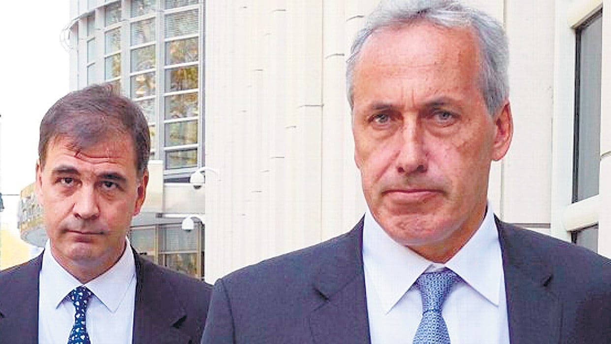 Mariano Mendilaharzu, a la derecha, es el defensor de Alejandro Burzaco (atrás) en la corte de Brooklyn.