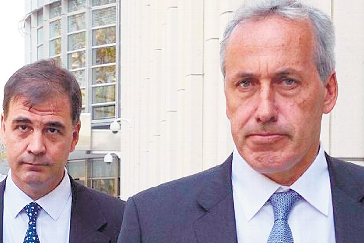 Mariano Mendilaharzu, a la derecha, es el defensor de Alejandro Burzaco (atrás) en la corte de Brooklyn.