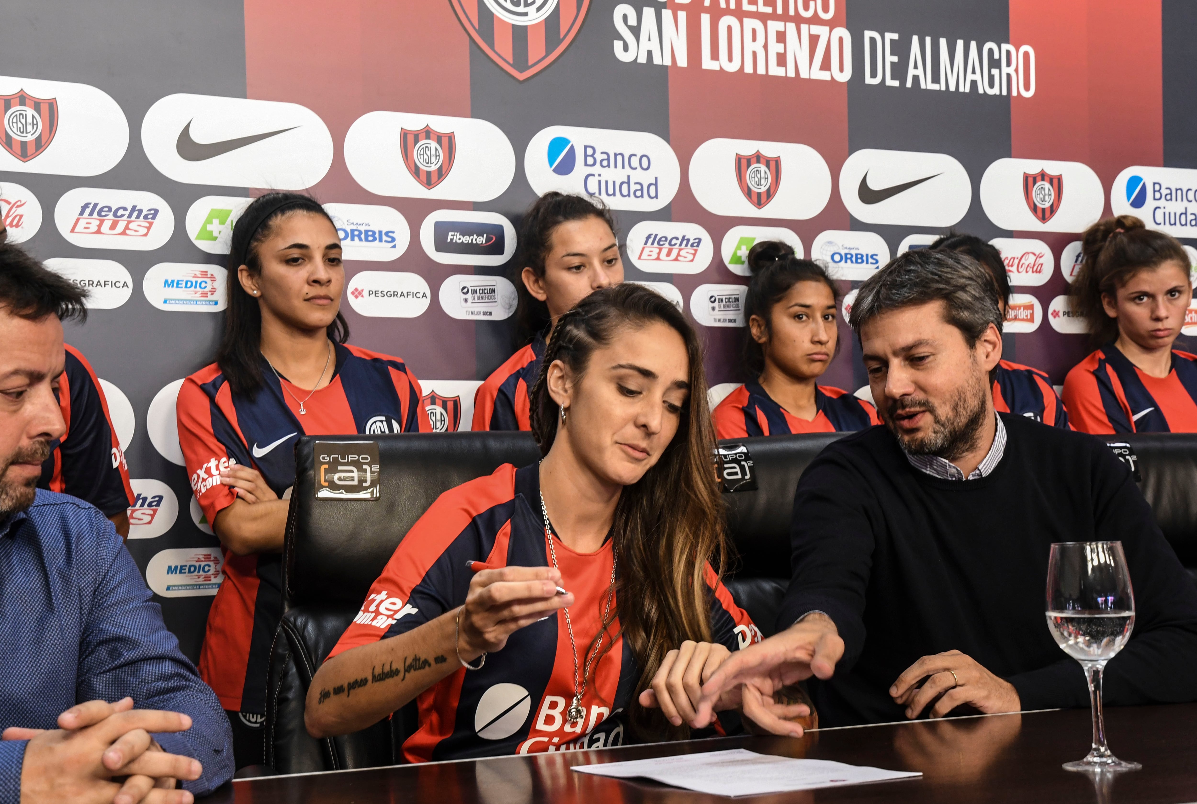 Macarena Sánchez firma su contrato junto al presidente Matías Lammens.