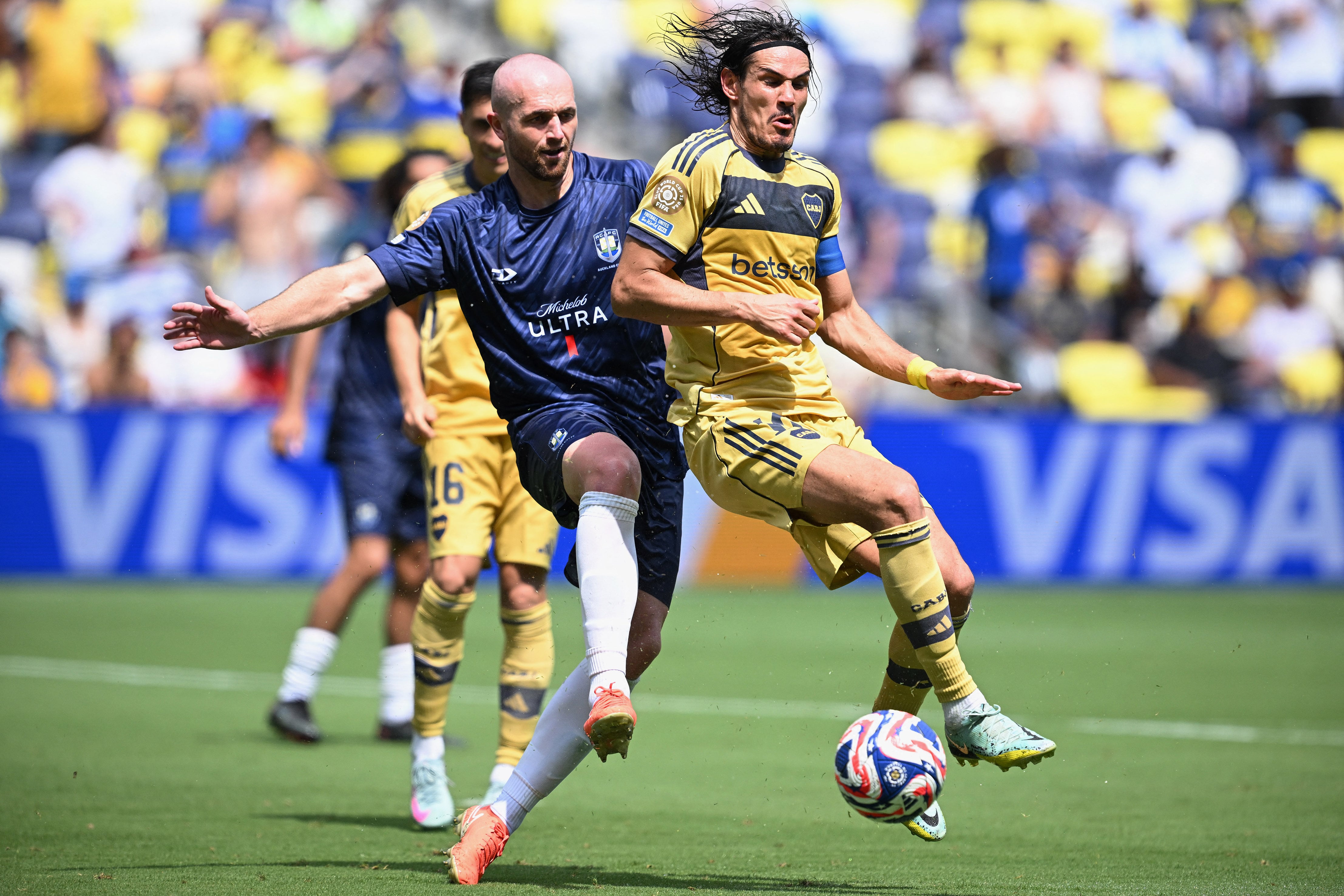 Gray, autor del empate neozelandés, persigue a Cavani