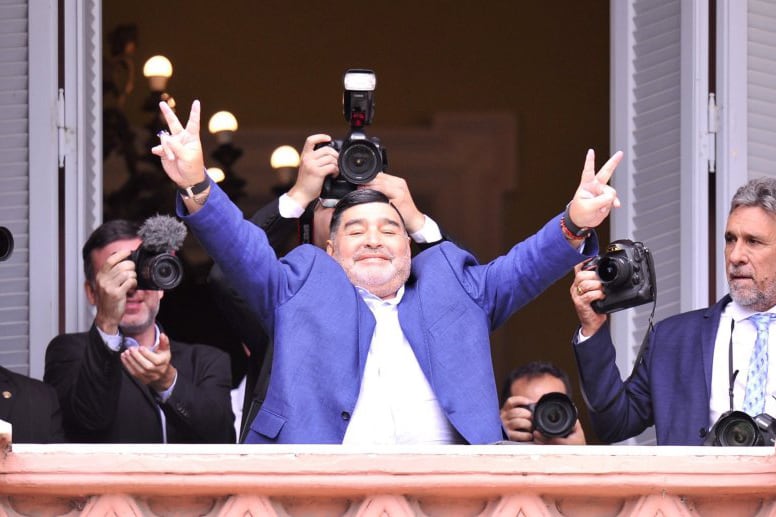 Diego Maradona, en su regreso el balcón de la Casa Rosada.