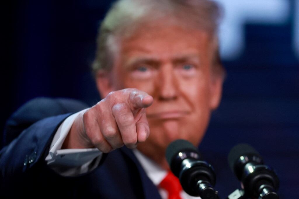 Donald Trump señala a los fotógrafos durante su exposición en el Florida Freedom Summit