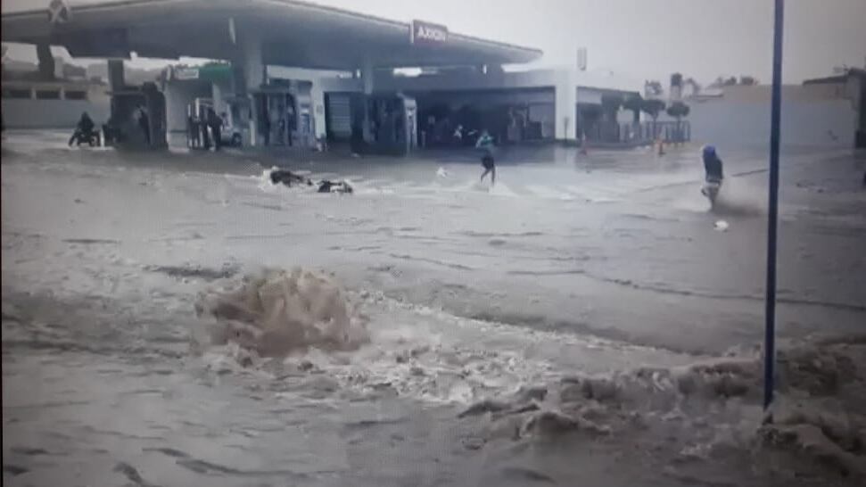 El agua arrastra a un joven y su moto (captura de video)