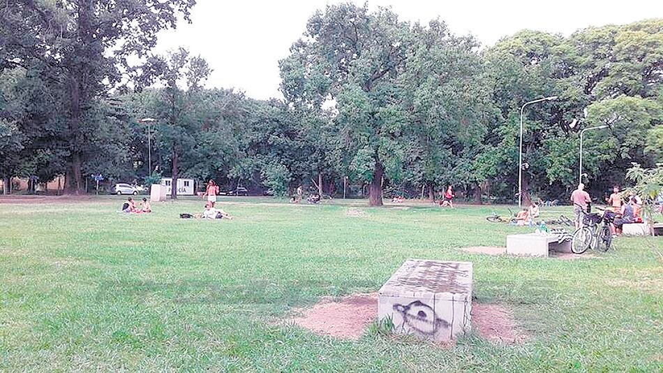 Los vecinos del Barrio Rawson juntan firmas para que se quiten dos artículos que amparan el proyecto.