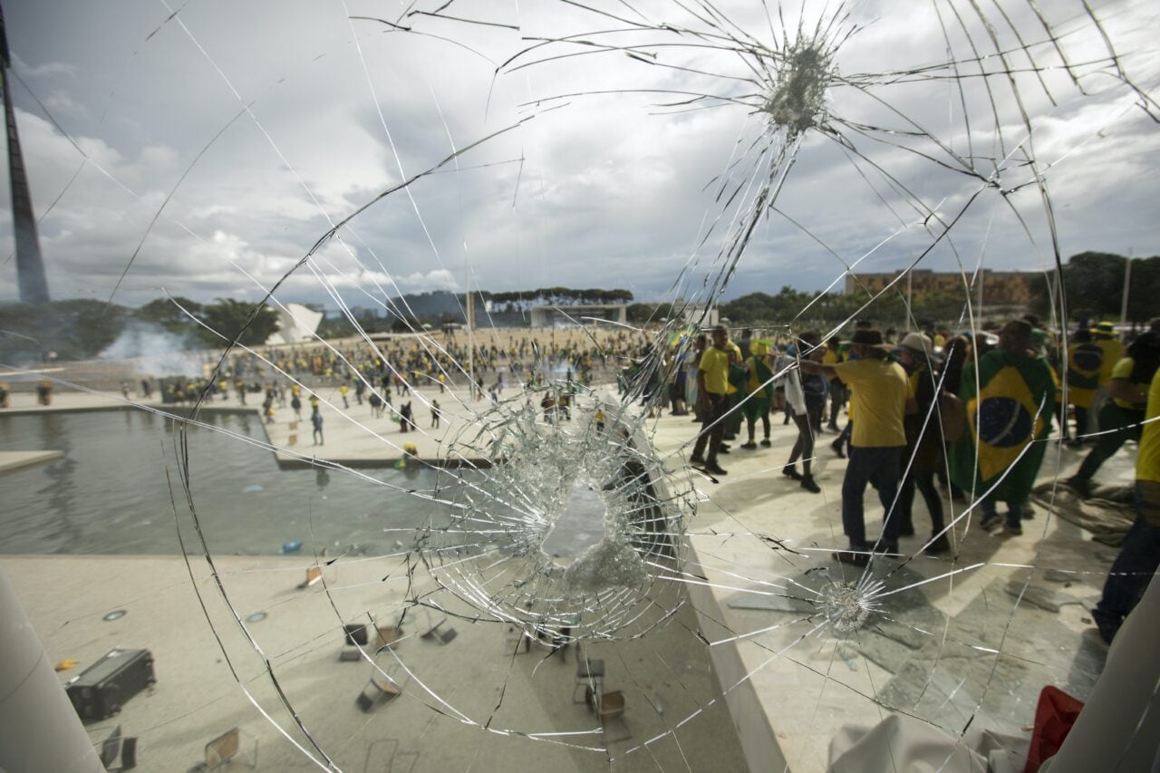 Simpatizantes de Bolsonaro se enfrentan a fuerzas de seguridad en la plaza de los Tres Poderes de Brasilia. 