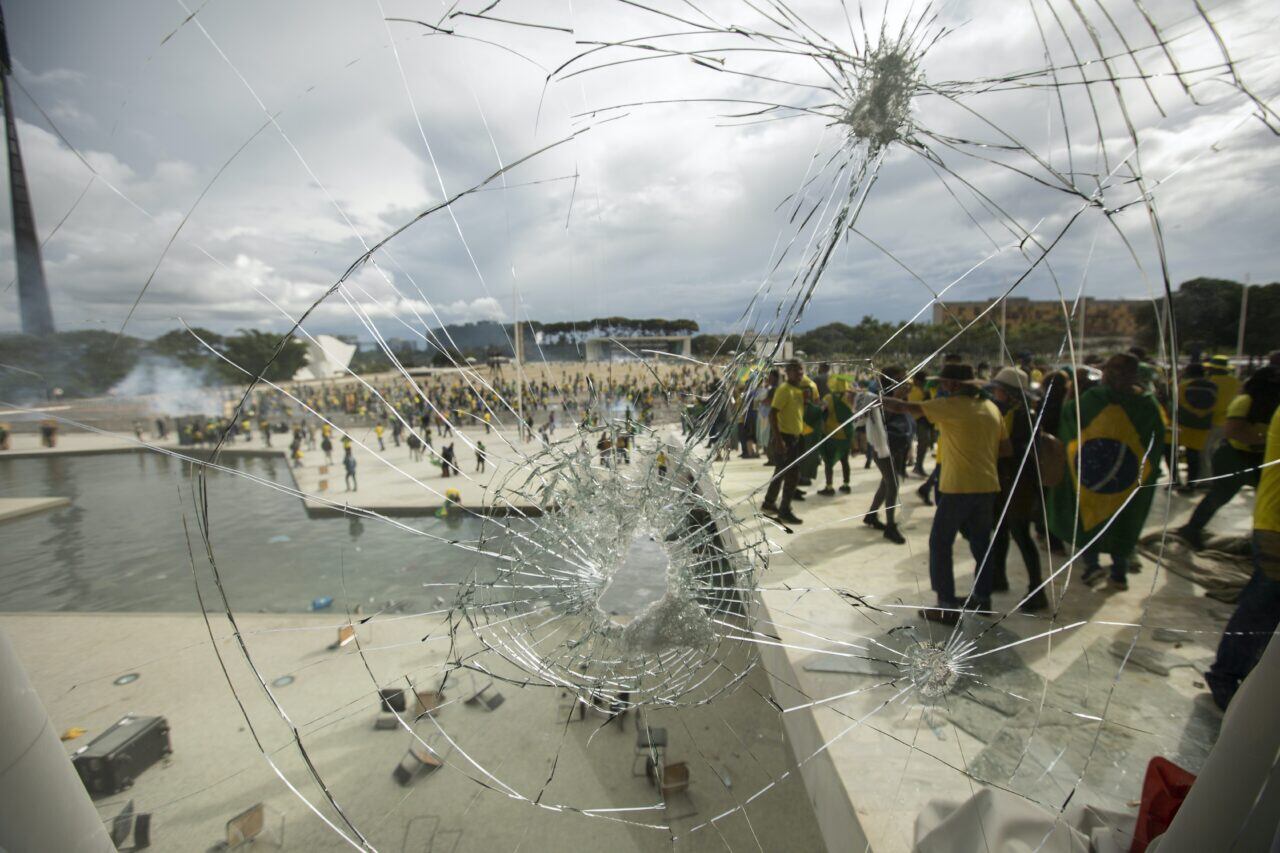 Simpatizantes de Bolsonaro se enfrentan a fuerzas de seguridad en la plaza de los Tres Poderes de Brasilia.