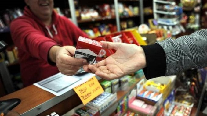 Ante la posible suba, el paquete de cigarrillos se conseguía ayer a 70 pesos.