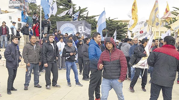 Protestas masivas de petroleros entre 2016 y 2017. No pudieron impedir la baja en el empleo y la precarización.