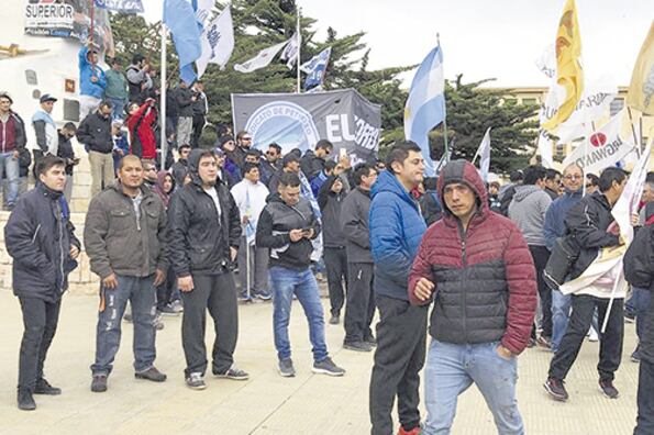 Protestas masivas de petroleros entre 2016 y 2017. No pudieron impedir la baja en el empleo y la precarización.