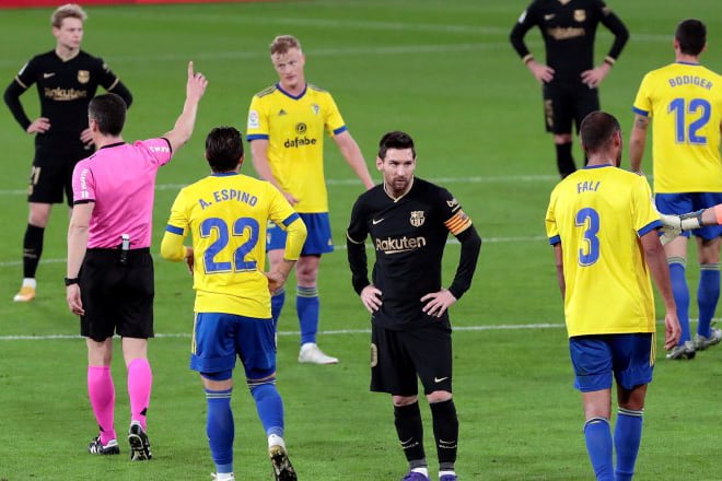 Los brazos en jarra se reproducen en Barcelona cuando los resultados no son buenos.