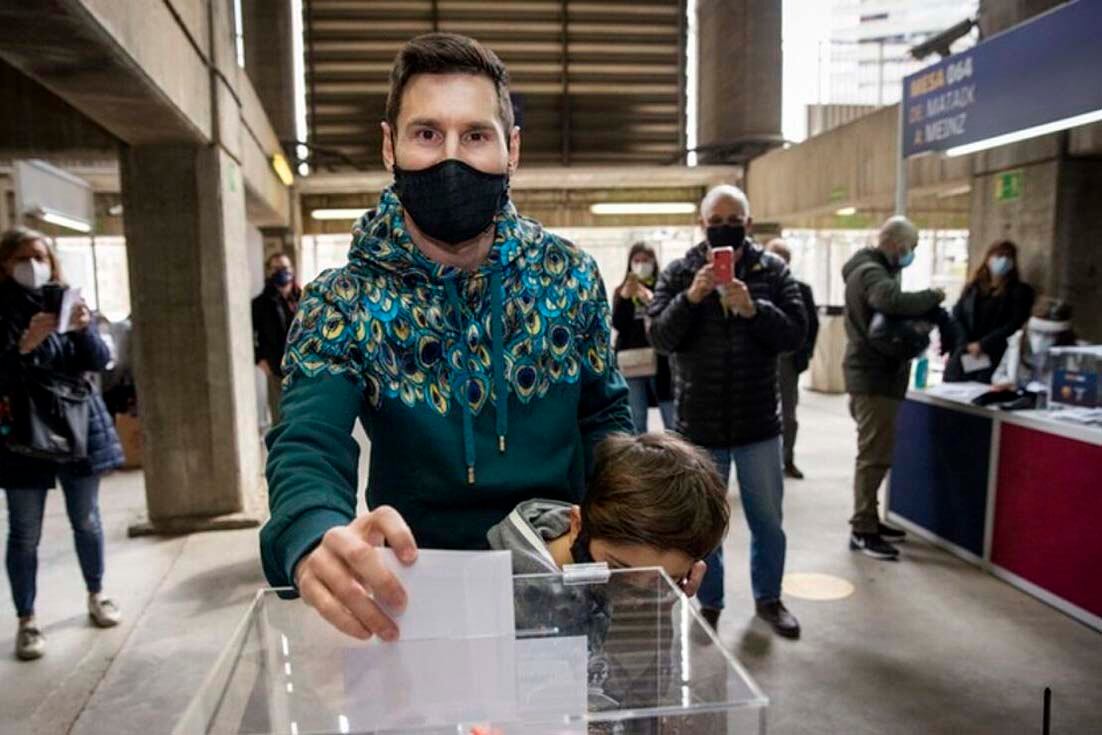 Lionel Messi y su hijo Thiago introducen el voto en la urna.