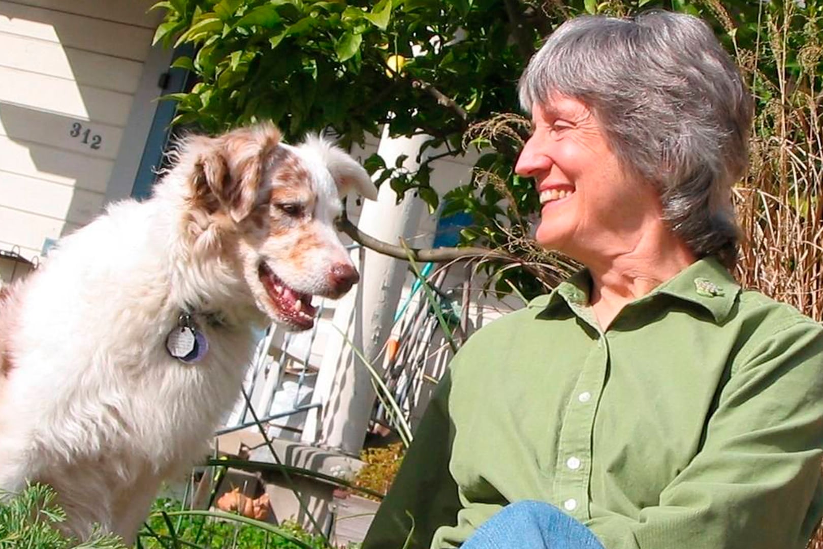 Donna Haraway, una pensadora que logra develar la discursividad de la ciencia a la vez que defiende el hecho científico.