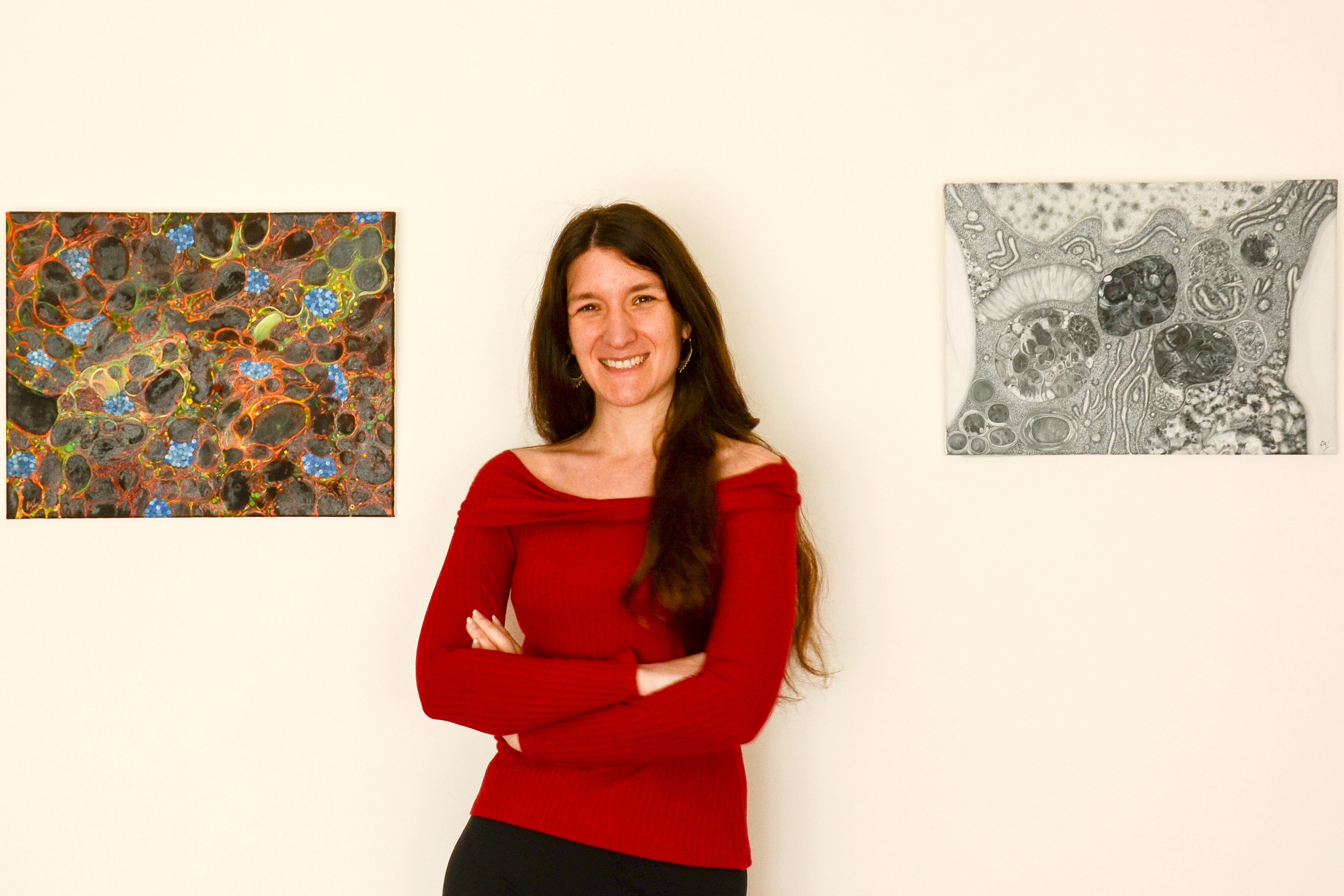 Ayelén Valko y sus dos obras “Autofagia 1” (izq.) y  “Autofagia 2”.