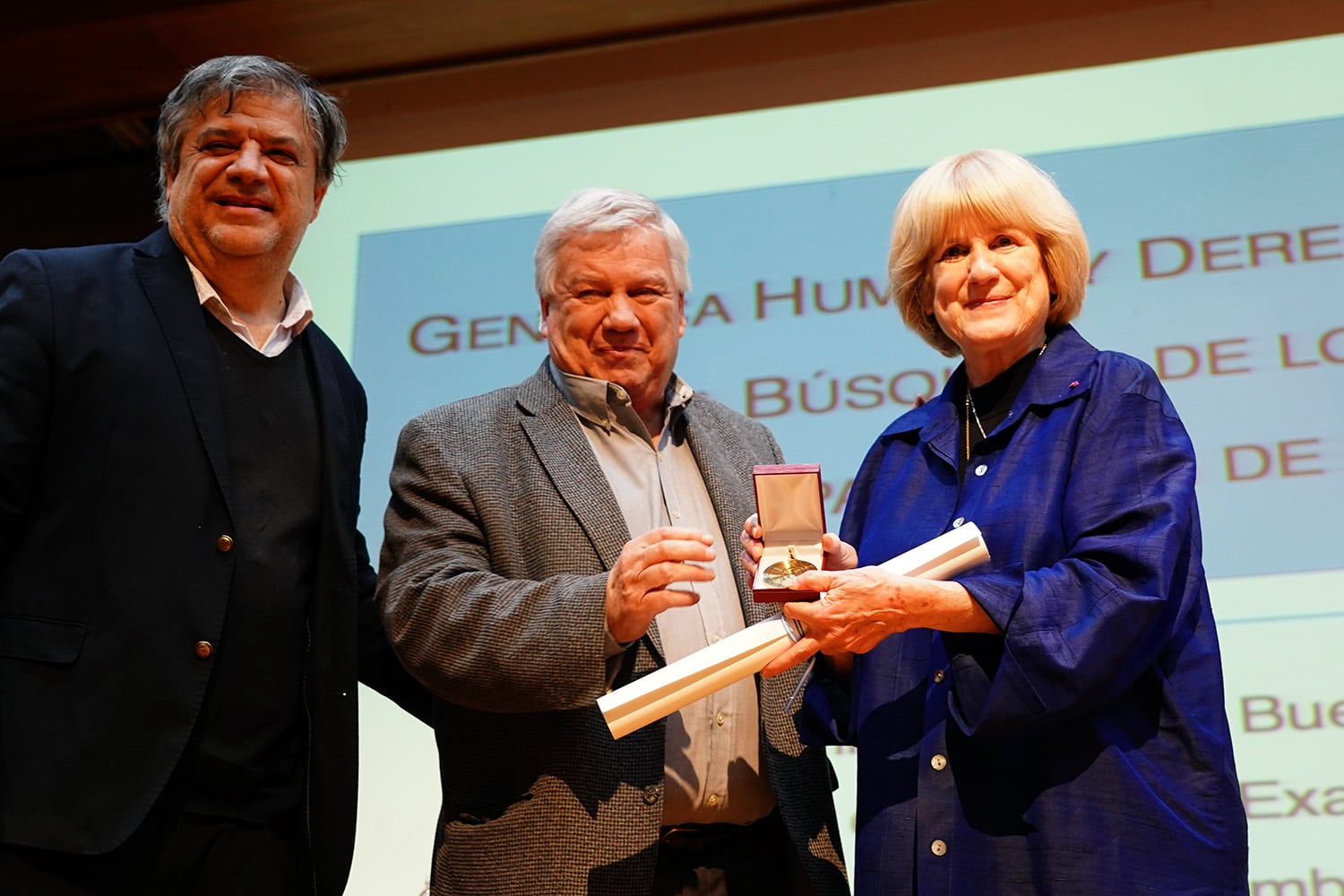Guillermo Durán, decano de Ciencias Exactas, y Ricardo Gelpi, rector de la UBA, entregan la distinción a Mary Claire King.