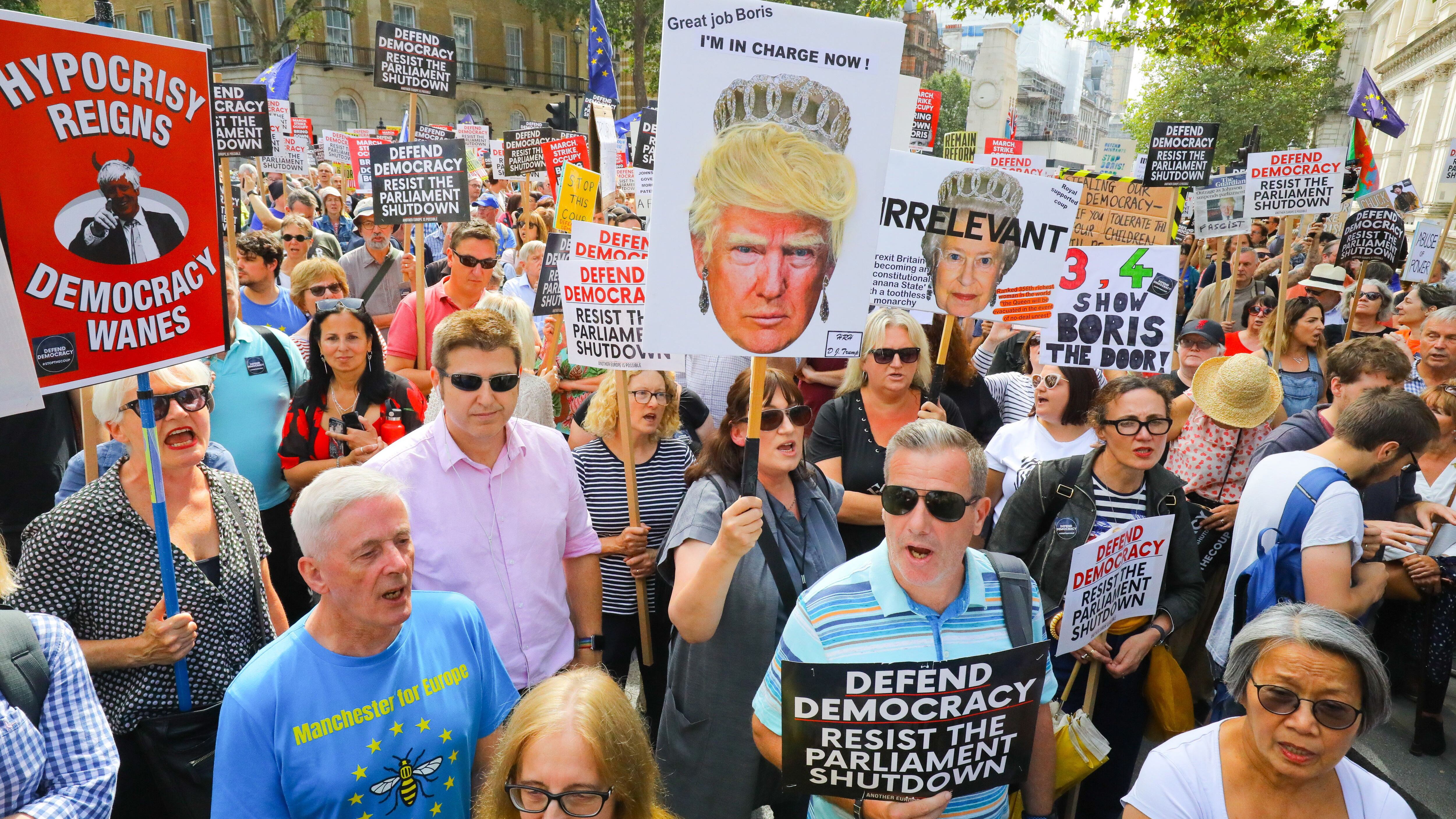 Miles de personas se manifiestan en Downing Street, centro de Londres.