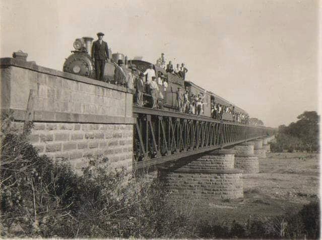 El primer tren sobre el puente del Río Mojotoro. Agosto de 1890.