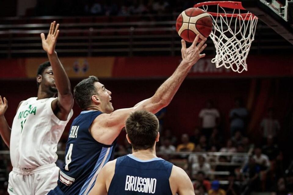Scola dibuja en el poste bajo frente al ex San Antonio Spurs Chimezie Metu.
