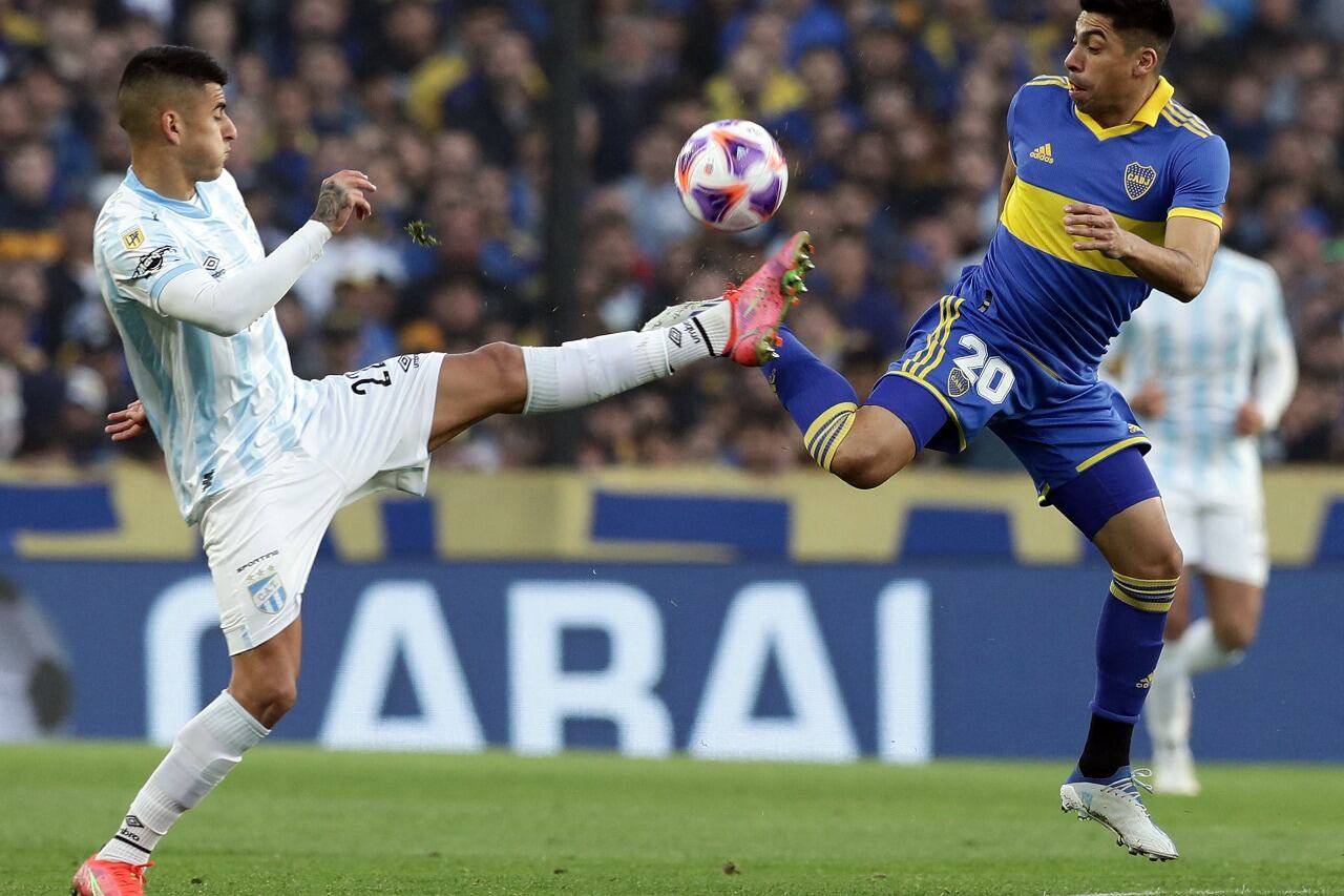 El partido mostró mucha lucha en el medio