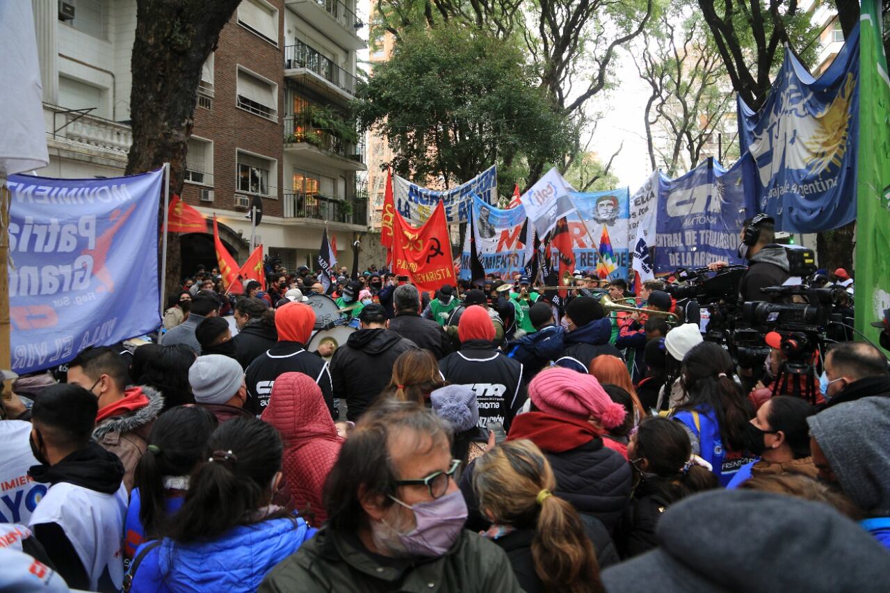 Manifiestantes muestran su apoyo al gobierno de Cuba frente a la embajada de ese país en Buenos Aires. 