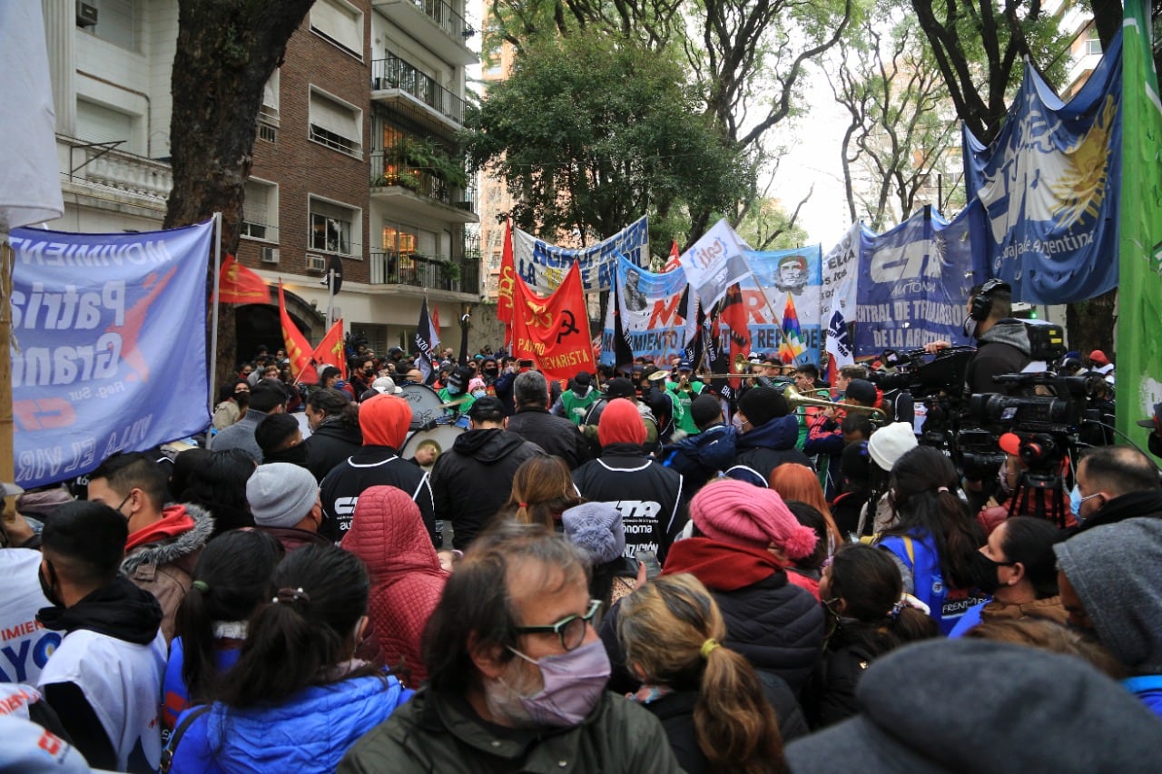 Manifiestantes muestran su apoyo al gobierno de Cuba frente a la embajada de ese país en Buenos Aires.