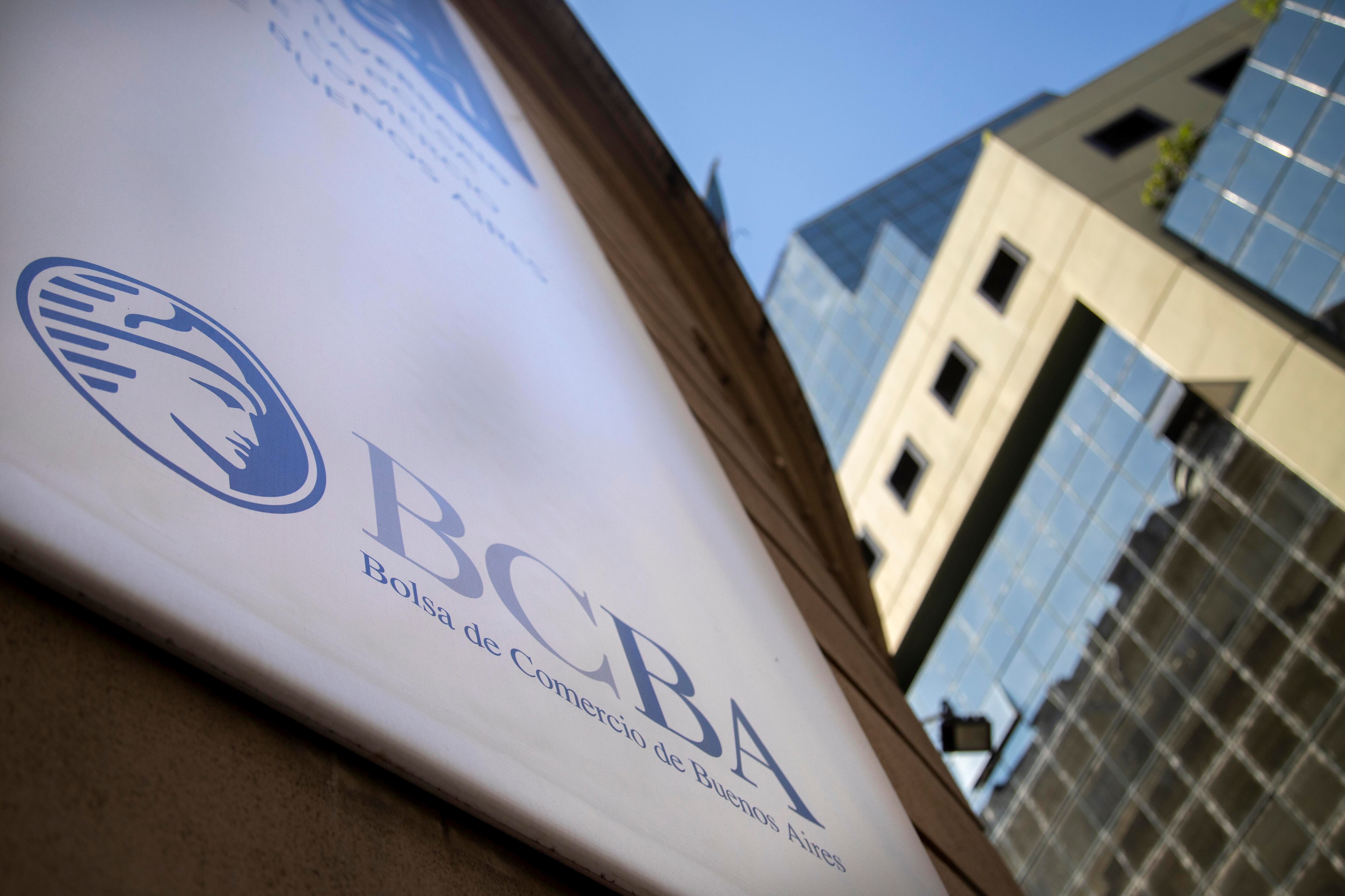 El panel líder de BYMA se desplomó 3,6 por ciento, acumulando en febrero un retroceso del 16 por ciento en dólares.