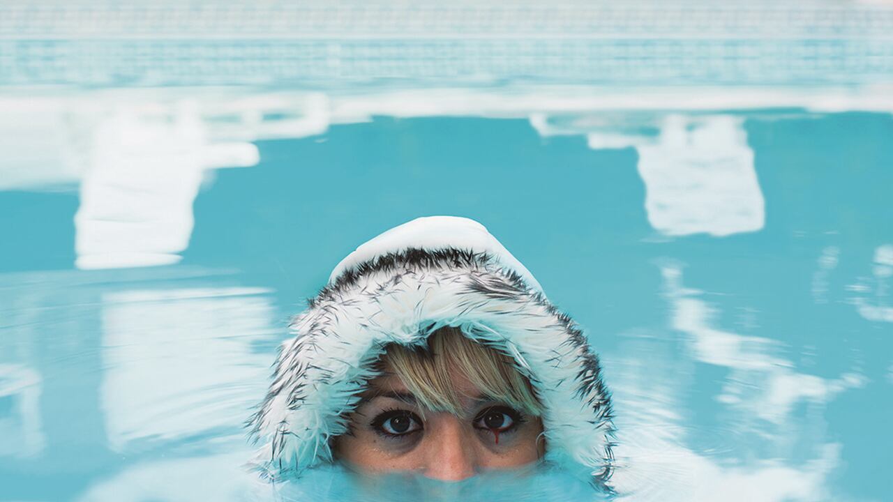 La obra aborda una crítica que atrae por sus guiños de rosarinidad.