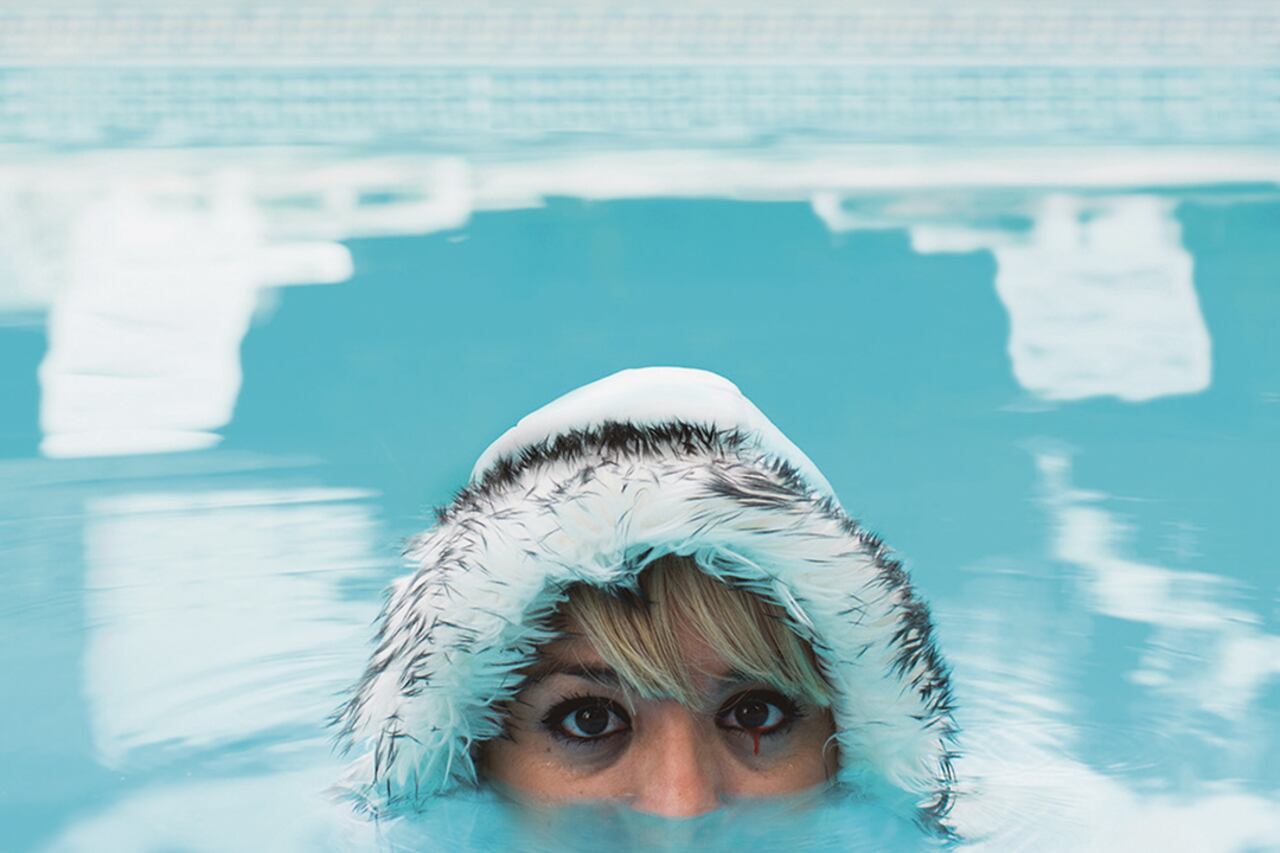 La obra aborda una crítica que atrae por sus guiños de rosarinidad.