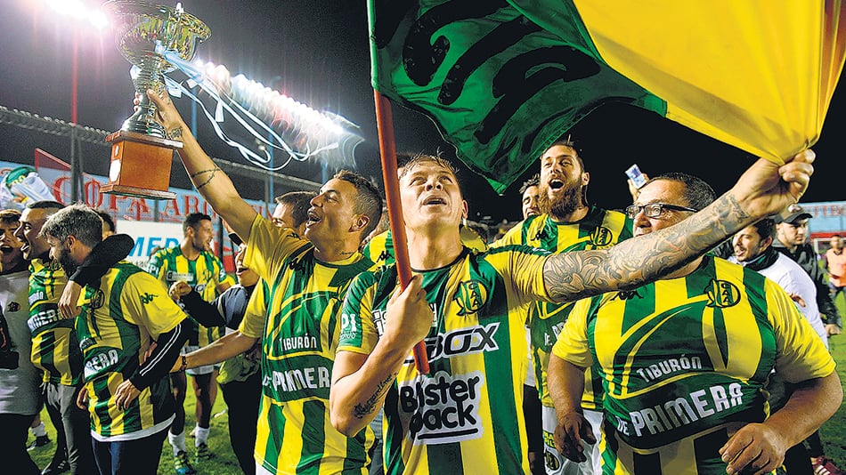 Aldosivi festeja su regreso a Primera en el estadio Julio Grondona.