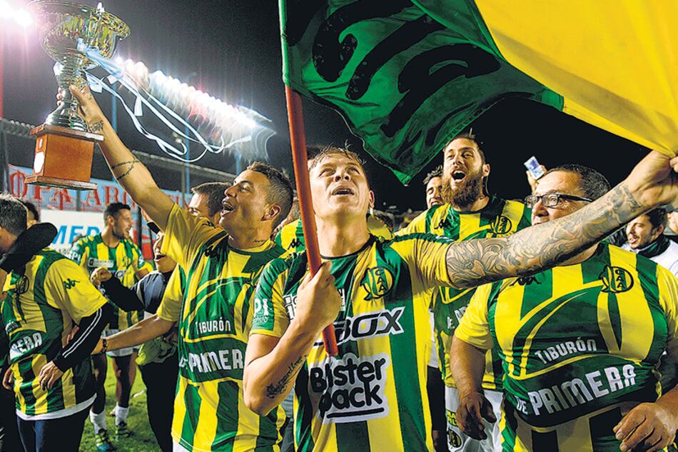Aldosivi festeja su regreso a Primera en el estadio Julio Grondona.