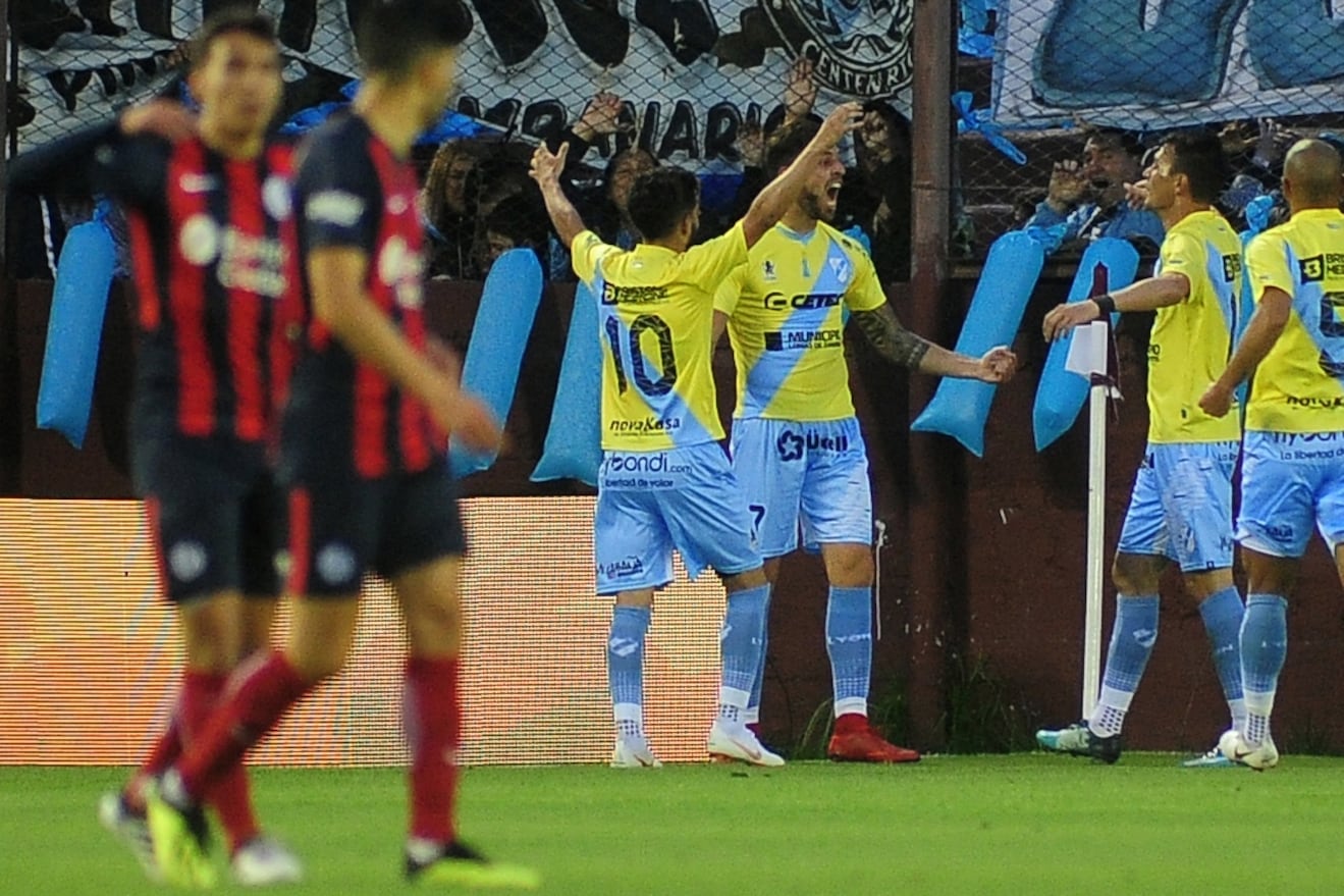 Los jugadores de Temperley festejan la clasificación a las semifinales de la Copa Argentina.