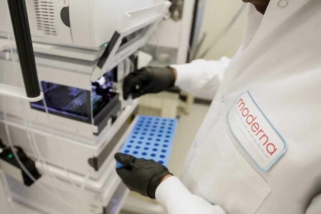 Moderna ya está probando la dosis más alta en un gran ensayo de fase III, la etapa final antes de obtener la autorización o aprobación de emergencia.