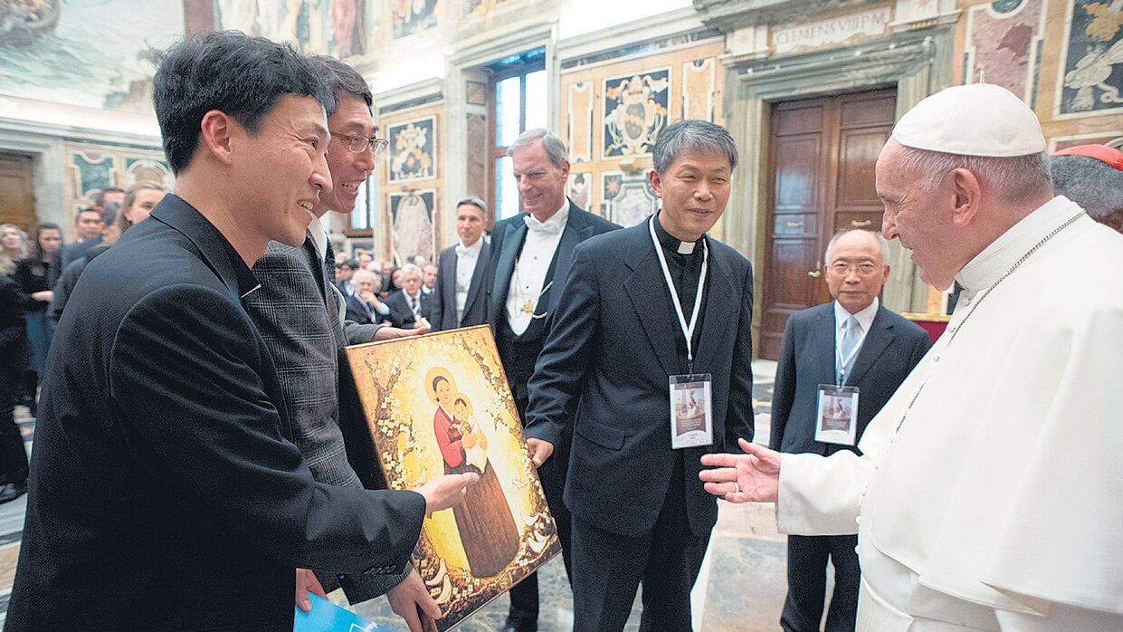 El Papa en el Vaticano con participantes de la conferencia para el desarme nuclear.