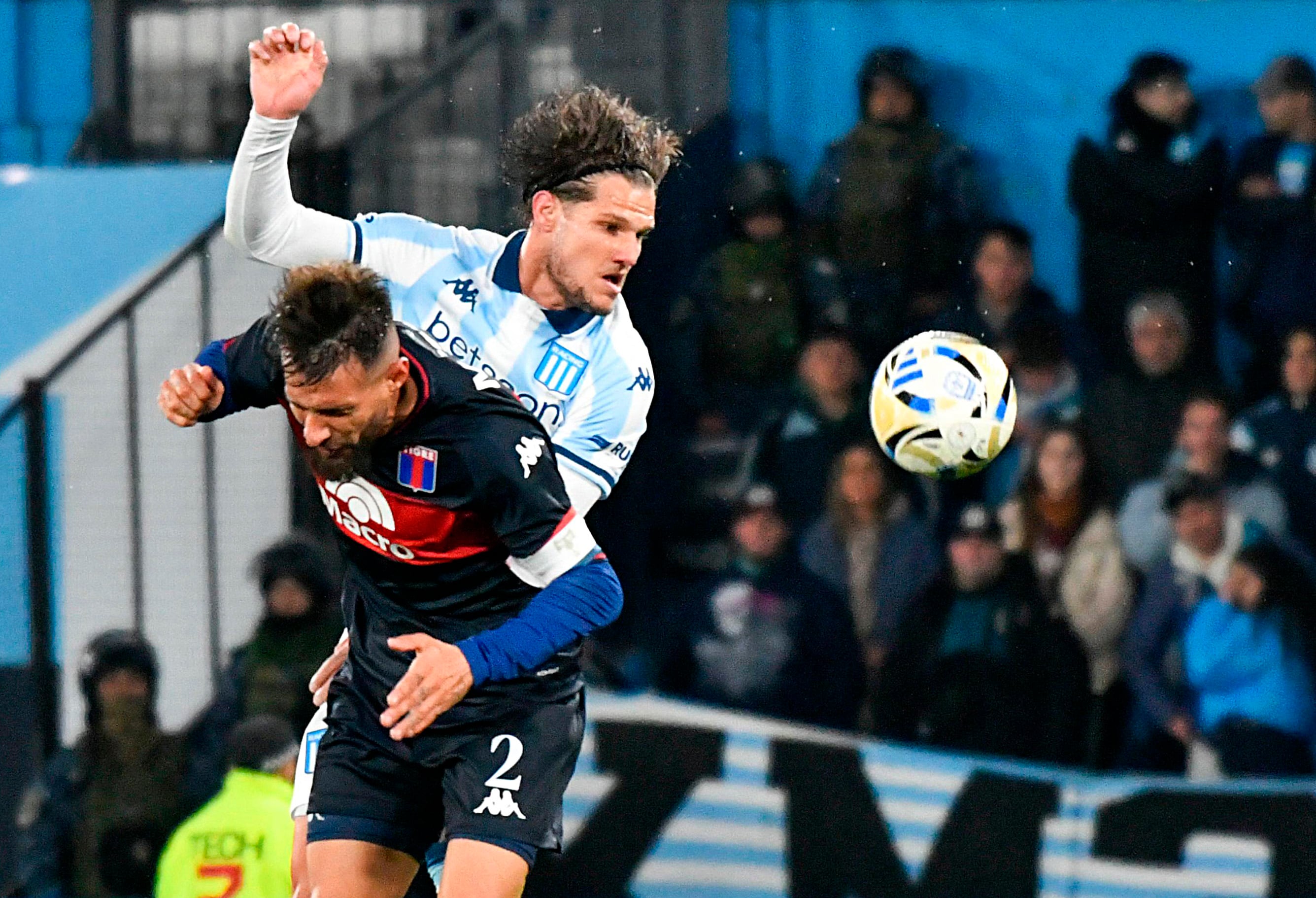 Laso y Zuculini luchan por la pelota