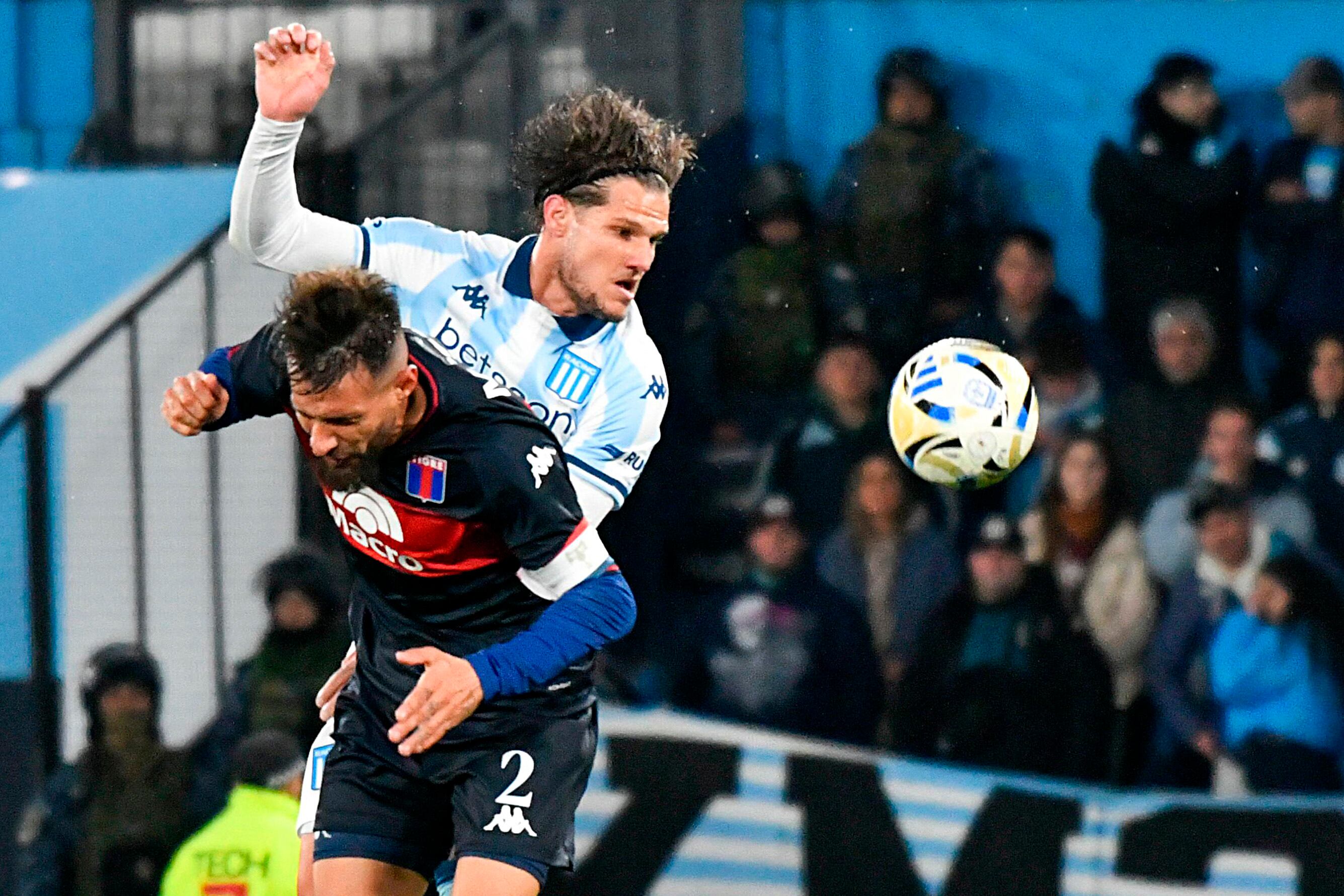 Laso y Zuculini luchan por la pelota