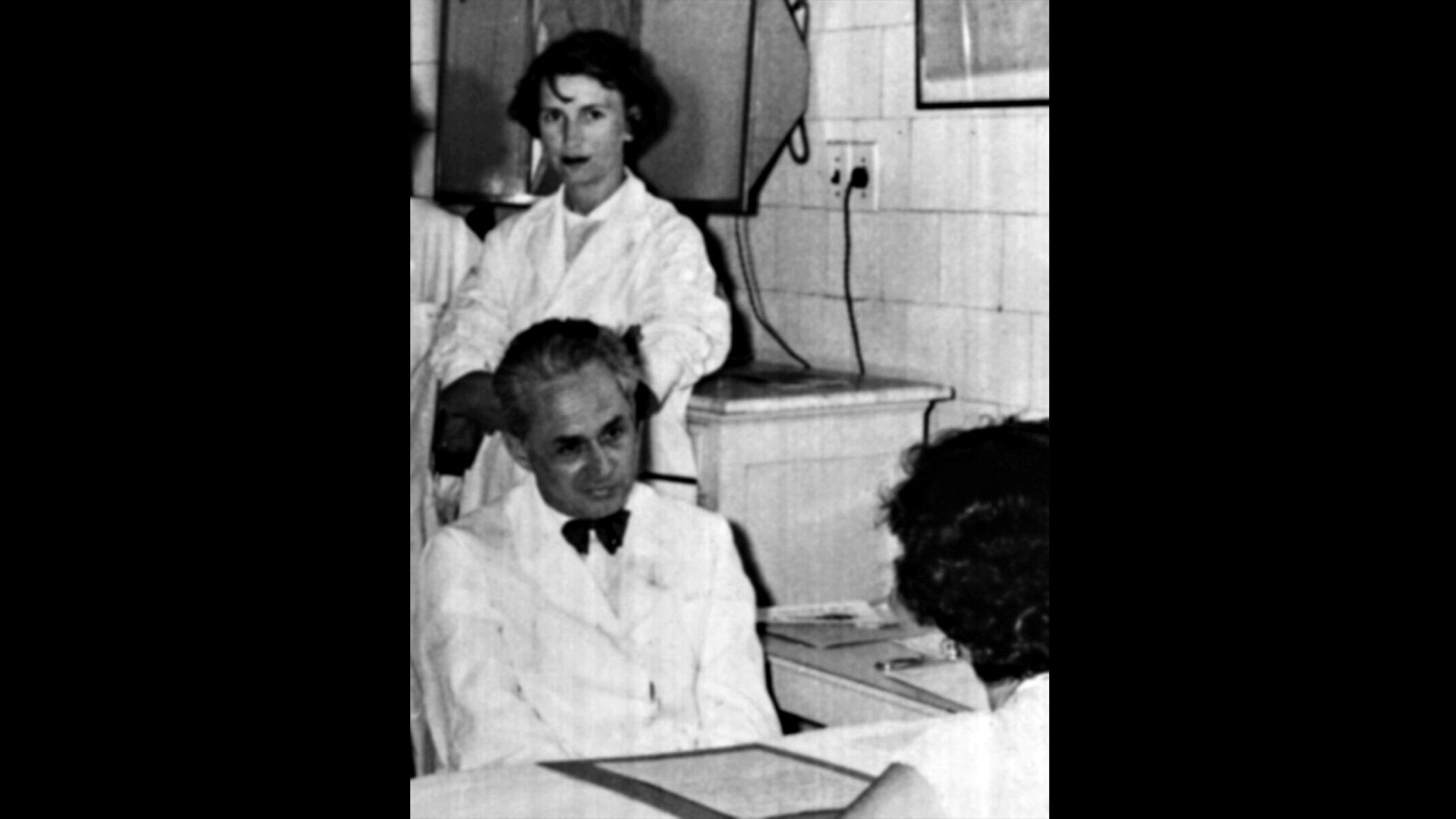 Dra. Lydia Coriat, en observación de consulta clínica a cargo del Dr. Florencio Escardó. Sala XVII, Hospital de Niños Ricardo Gutiérrez. Buenos Aires. Circa 1956.