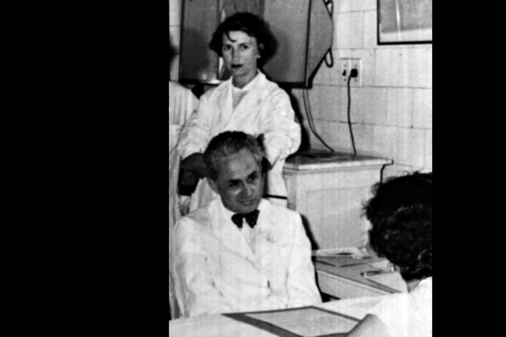 Dra. Lydia Coriat, en observación de consulta clínica a cargo del Dr. Florencio Escardó. Sala XVII, Hospital de Niños Ricardo Gutiérrez. Buenos Aires. Circa 1956.