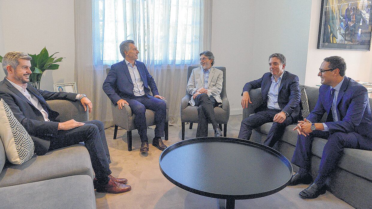 Alberto Abad seguirá al frente de la AFIP hasta fin de este mes. Ayer se reunió con el presidente Mauricio Macri y su equipo.