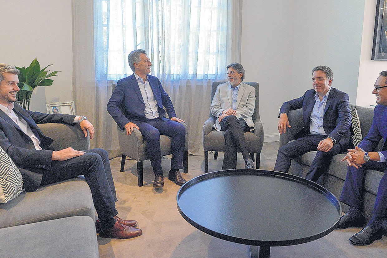 Alberto Abad seguirá al frente de la AFIP hasta fin de este mes. Ayer se reunió con el presidente Mauricio Macri y su equipo.