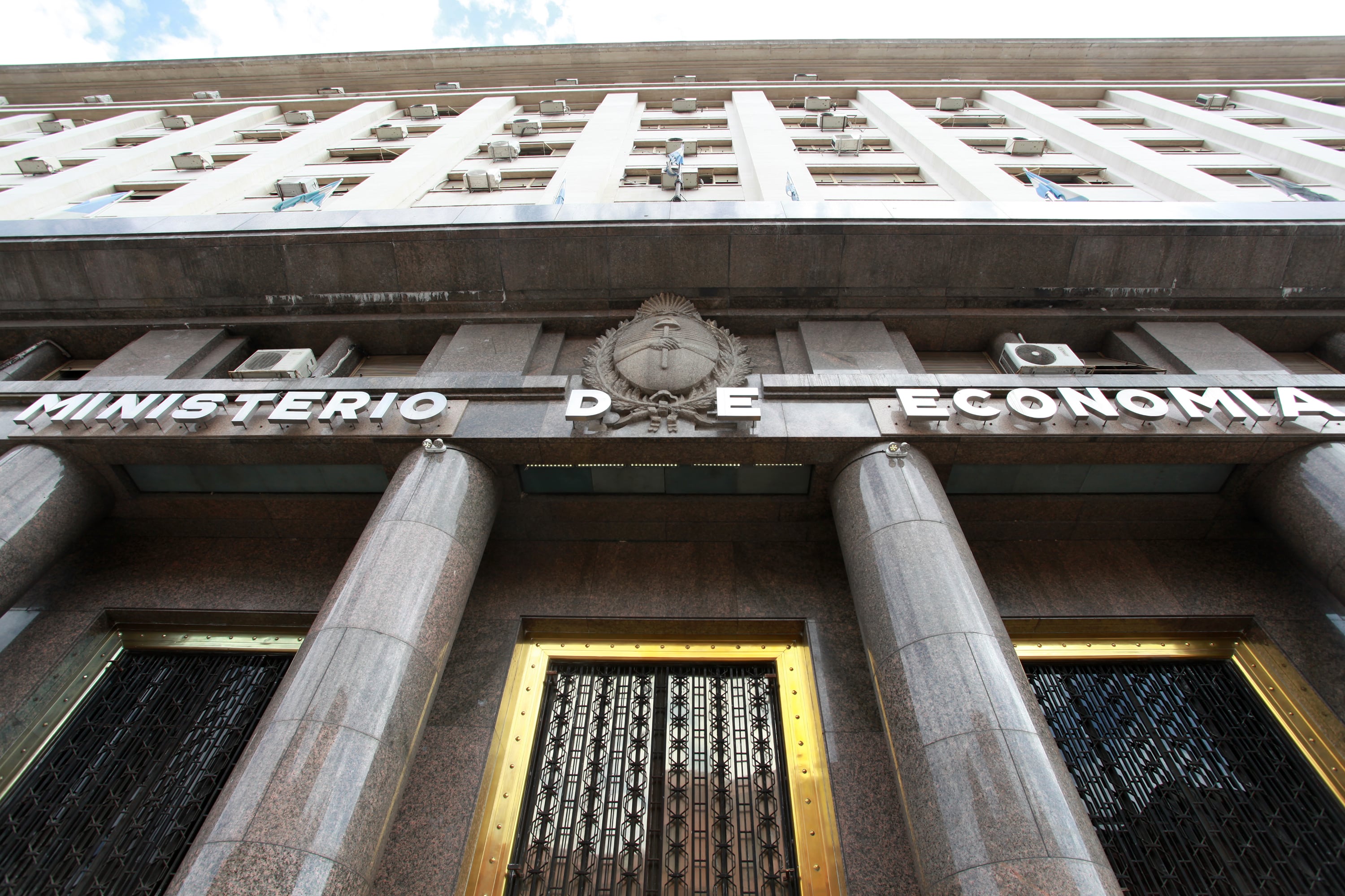 La frágil estabilidad actual está fundada en el endeudamiento externo.