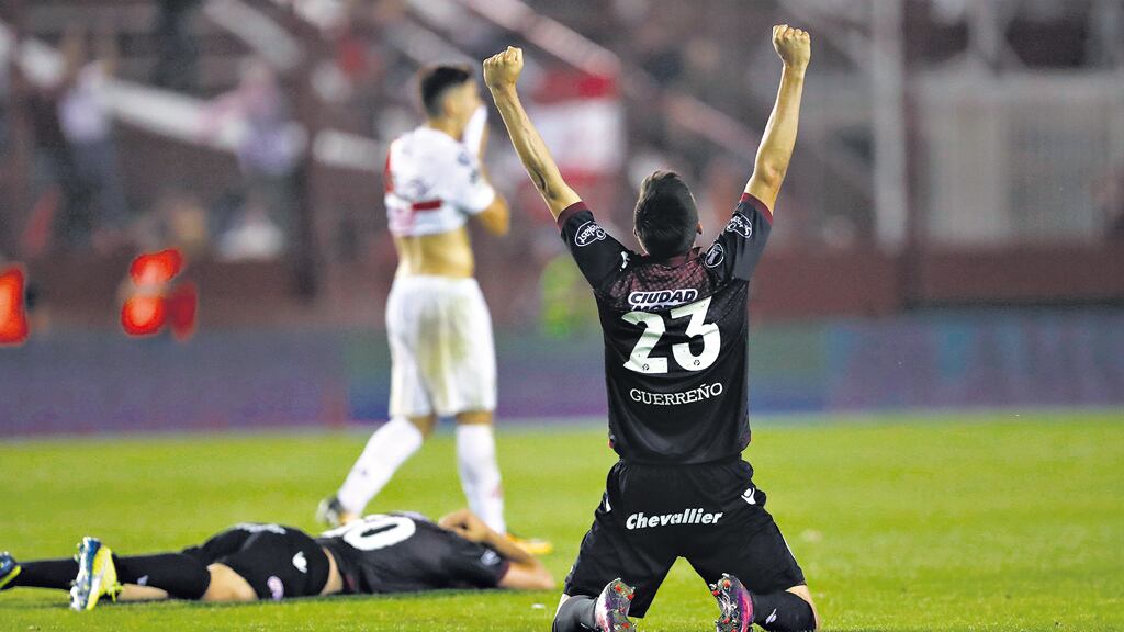 Guerreño y Marcone festejan la histórica clasificación a la final de la Copa Libertadores. Pity Martínez se lamenta.