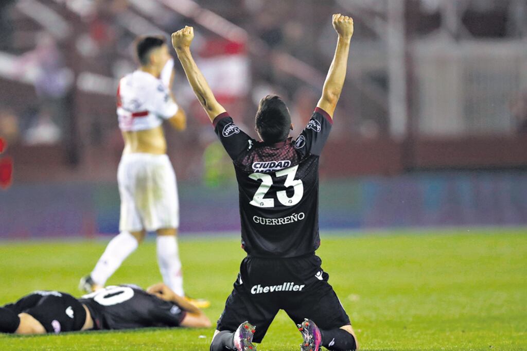 Guerreño y Marcone festejan la histórica clasificación a la final de la Copa Libertadores. Pity Martínez se lamenta.