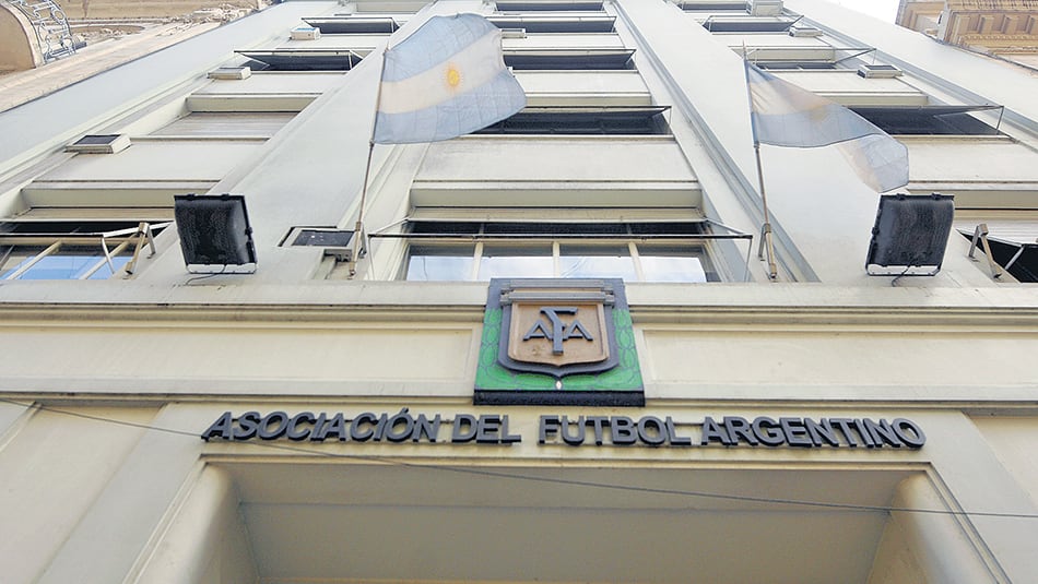 En la sede de la AFA en la calle Viamonte se escuchan cada vez más voces opuestas a las SAD.