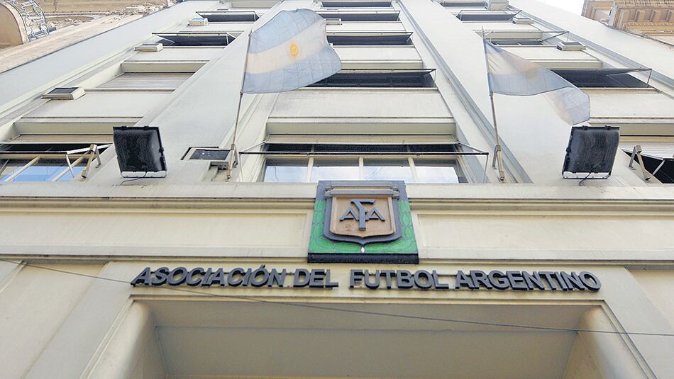 En la sede de la AFA en la calle Viamonte se escuchan cada vez más voces opuestas a las SAD.