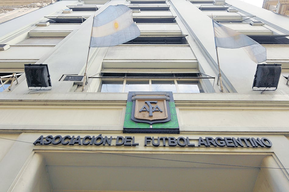 En la sede de la AFA en la calle Viamonte se escuchan cada vez más voces opuestas a las SAD.