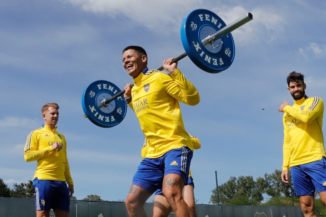 Marcos Rojo hace trabajos físicos en el predio de Ezeiza.